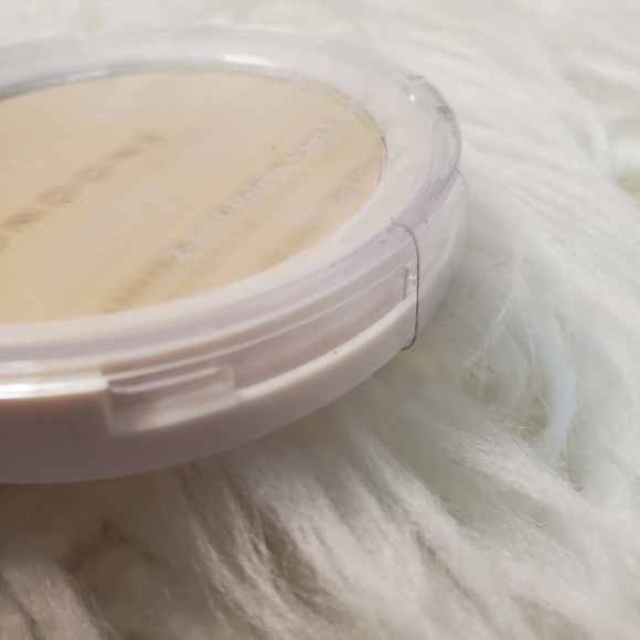 New Undone beauty under/over powder 2 in 1 prime + set powder by Ulta - Picture 5 of 10